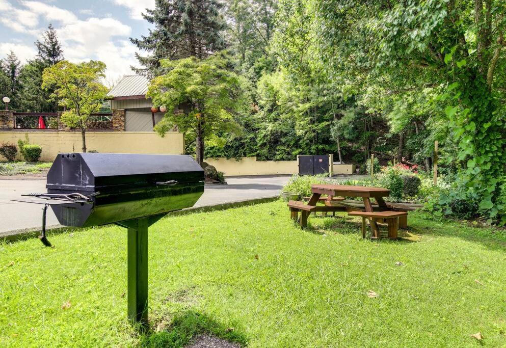Vila Lux Retro Getaway W/ Ober & Smoky Mtn Views! Gatlinburg Exteriér fotografie