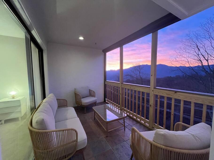 Vila Lux Retro Getaway W/ Ober & Smoky Mtn Views! Gatlinburg Exteriér fotografie
