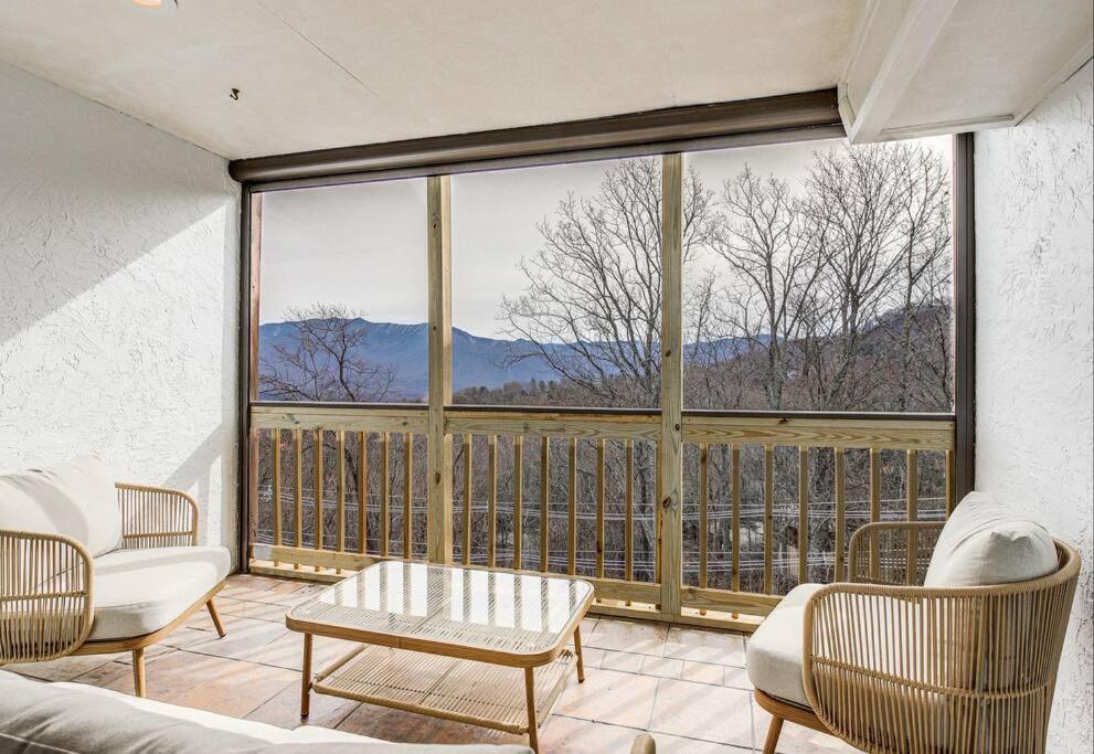 Vila Lux Retro Getaway W/ Ober & Smoky Mtn Views! Gatlinburg Exteriér fotografie